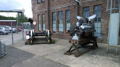 Boggie og motor foran museet