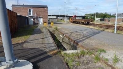den her står stadig i Aalborg, for enden af an udendørs grav