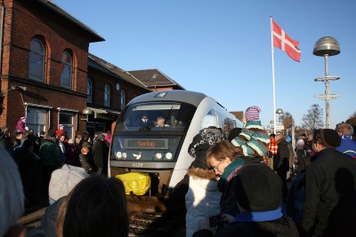 For øjnene af den måbende skare trillede åbningstoget ind på stationen. Åbningstoget bestod af MQ 4129. Midttrafik-flaget var til lejligheden skiftet ud med det noget pænere Dannebrog.