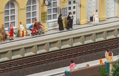 120100 Moderner Bahnsteig für C Gleis