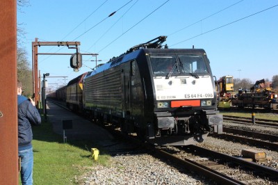 her bliver 189 998 skubbet tilbage i tysk strøm og helt ud til at vigesporet, hvor også 185 407 var kørt ud..