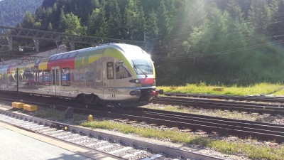 ETR 170 FLIRT Triebwagen fra Stadler med de karakteristiske tirolerfarver på øverste halvdel af toget. Lokaltog mellem Brenner og Bolzano eller Merano.