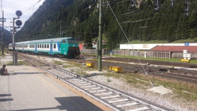 Regionaltog mellem Brenner og Verona. Styrehusvognen er en del af Tipo MDVC ligesom den efterfølgende passagervogn. Trækkraften er E464'eren på det andet billede.