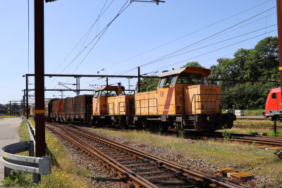 Mk 623 og 609 er ved at trække vognene ud fra spor 3