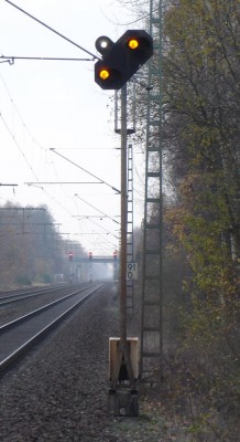 Forsignal, der viser Vr 0. Signalet er en forsignal-repeater (den hvide lampe indikerer dette). Signalet står som forsignal-repeater, mellem selve forsignalet og hovedsignalet. Oftest på strækninger, hvor det kan være svært at se hovedsignalet. F.eks. i kurver.