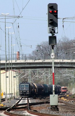 Udkørselssignal. Signalet viser Hp 0 (stop)