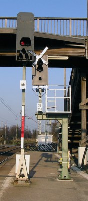 Bloksignal (til venstre). Signalet viser Hp1. Signalet til højre er den moderne Ks udgave af samme signal. Den skal formegentlig erstatte bloksignalet. Billedet er taget i Berkersheim.