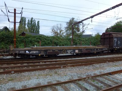 D-DB 31 80 486 3 480-8 Samms b. Læg mærke til, at der kun er sidestøtter i den ene side