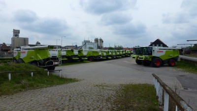 på dette billed er der kun 19 mejetærskere, der står en gemt bag en anden og nr. 21 er stadig på togvognen