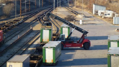 her kan man se hvordan en reachstacker løfter traileren i taget