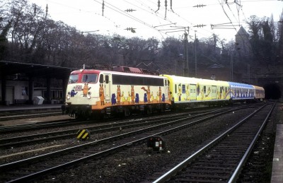 110 487 med Maus show train, Mainz Hbf. 5. marts 1996. Foto: Werner Brutzer.