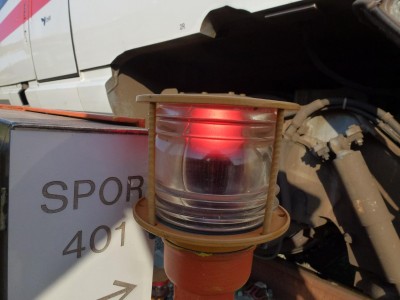 der er kommet lys i de røde lamper langs sporet,