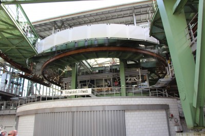 skarp kurve, hvor vognen vender, ca 20 meter i diameter, der sprøjtes vand på skinnen, for at dæmpe friktionen og de høje skingre lyde