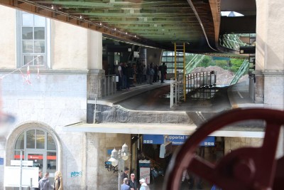 indkørslen til en station