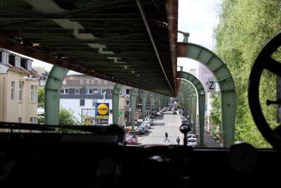over hovedgaden hænger vognene ca 8 meter oppe