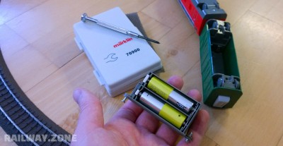 Lokomotivet skal bruge fire AA batterier. Fjernbetjeningen skal bruge to AAA batterier.