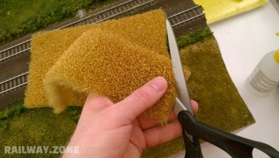 Marken klippes med en saks, af den finger nemme...