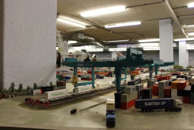 containerterminalen, læg mærke til Rangisten på bagerste vogn, han har en rød lampe i hånden