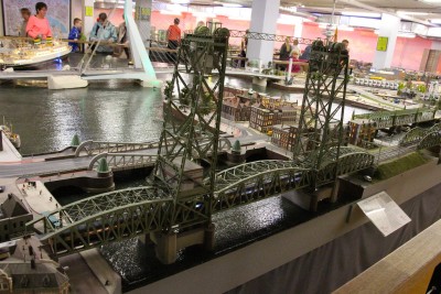Hefe brugge, som ikke er brug mere, men den står som et vartegn for Rotterdam, den blev taget ud af brug i 1993, da sporføringen blev lagt om, den blev brugt til tog, bag ved er Königs brugge