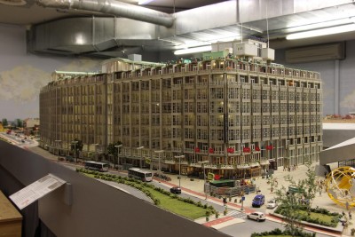 Groot Handelsgebouw, en meget stor bygning lige ved siden af Rotterdam Central