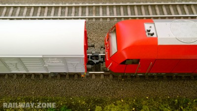 ÖBB 2016 025 med kortere afstand til sin vogn. :-) Trix #22074.