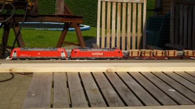 BR 185 402 kom lige på til forstærkning af 185 109 og den første strømaftageren er oppe 402, for at evt. gnister ikke skal brænde fast i forruden på 109
