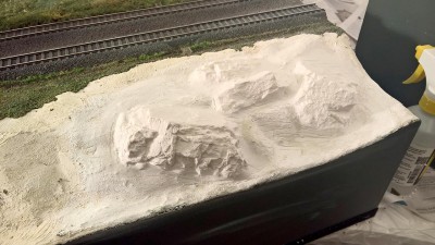 Klipper skal der til. Her er det gipsafstøbninger, som senere skal indfarves til at ligne sten.