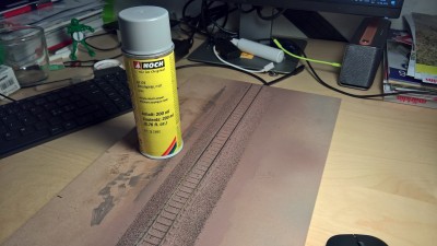 Sporadisk strint af grå spray fra Noch.